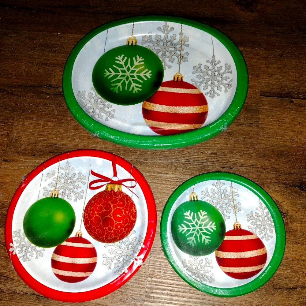 Christmas Plates Party set for 8 Ornaments New